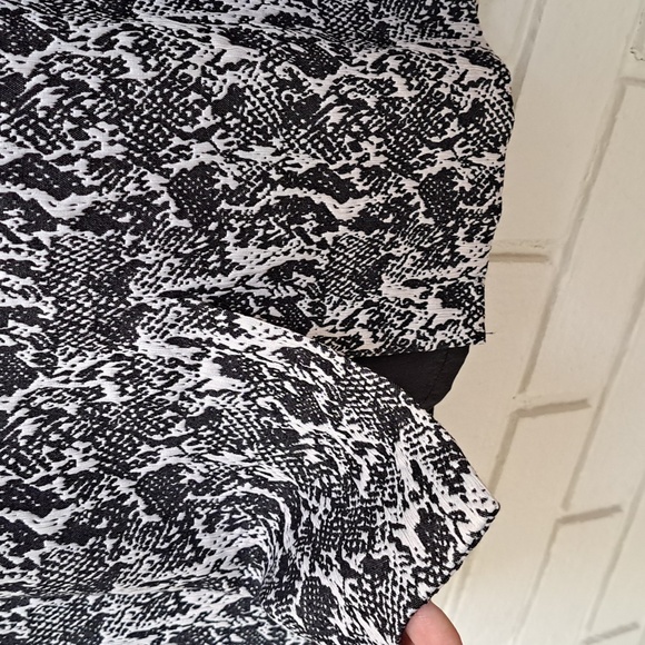 Calvin Klein Black/White Lined Business/Formal Sleeveless Dress. Size 10 - Picture 8 of 10